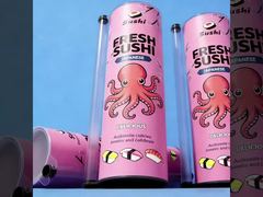 Sushi-Papierrohr mit Sojasauce nach oben schieben